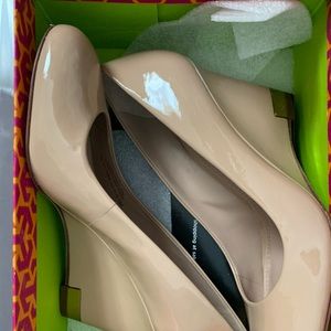 BNWT TORY BURCH PATENT LEATHER WEDGE